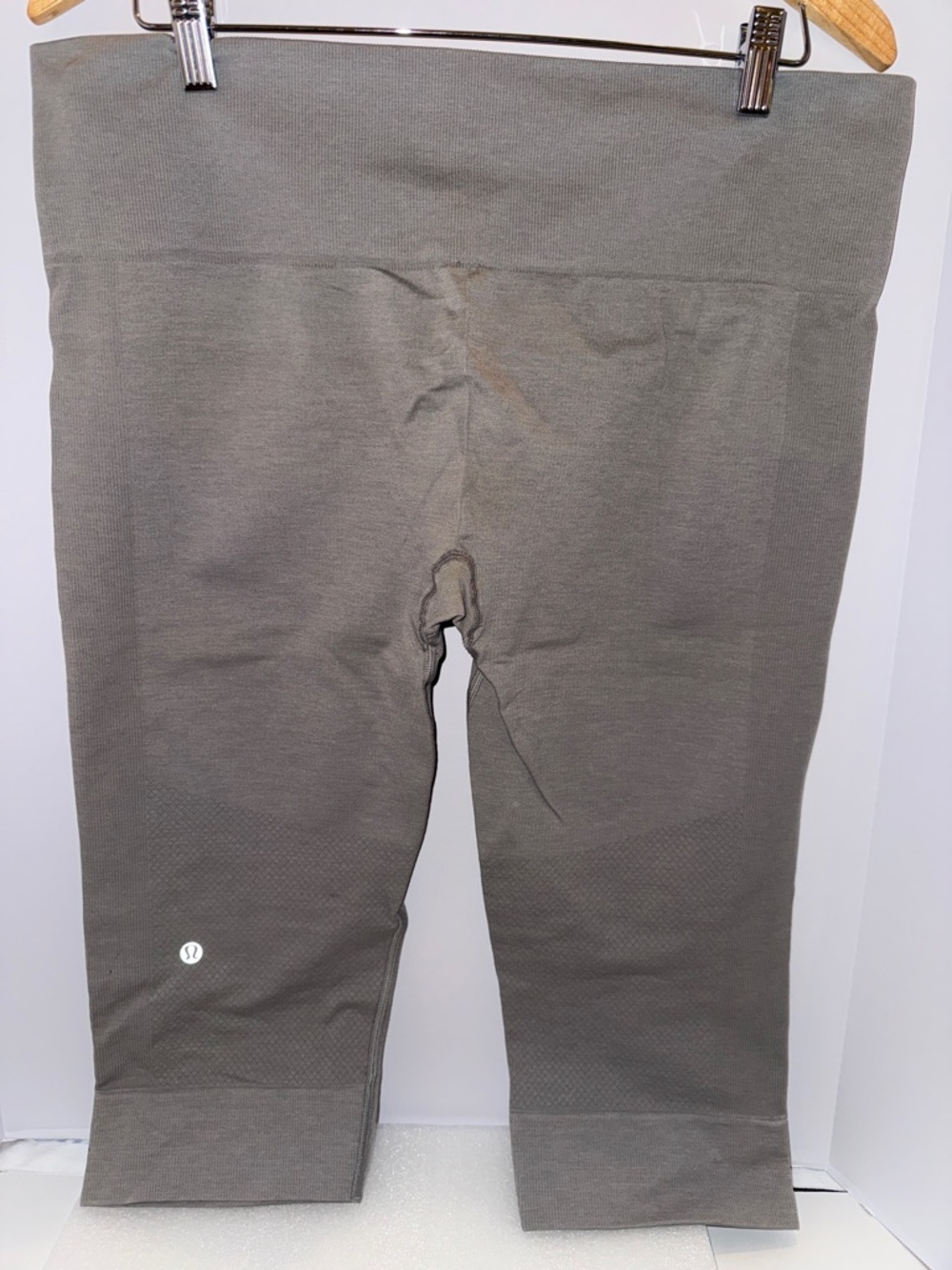 lululemon athletica women’s heather grey Seamless Capri Leggings